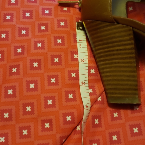 Michael Kors tan strappy sandals. Size 7. - Picture 11 of 11